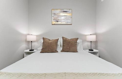 St. Anthony West Apartment | DT, UMN, Lux 2BD Gym, Rooftop, Free Street Parking