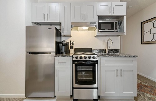 Englewood Apartment | DTC Studio w/Kitchenette, Fast WiFi,Free Parking!