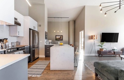 The Loop Condo | Dtown Penthouse 3bd VIEWS+Parking +Gym+Pool