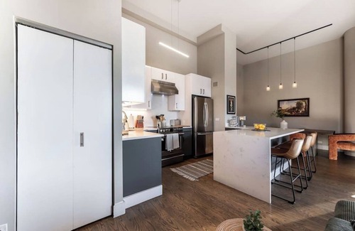 The Loop Condo | Dtown Penthouse 3bd VIEWS+Parking +Gym+Pool