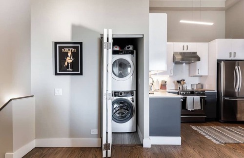 The Loop Condo | Dtown Penthouse 3bd VIEWS+Parking +Gym+Pool