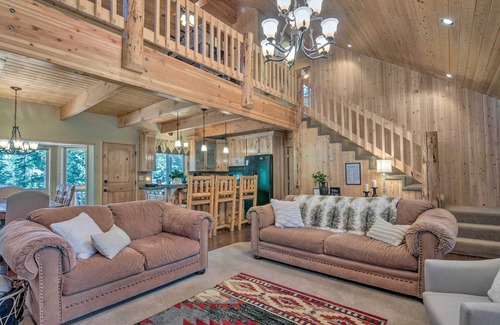 Meadow View Heights Cabin | Duck Creek Village Cabin: Hike, Ski, & Bike!