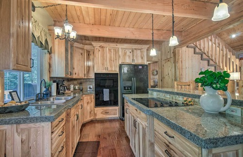 Meadow View Heights Cabin | Duck Creek Village Cabin: Hike, Ski, & Bike!