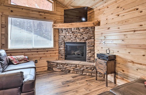 Duck Creek Village Cottage | Duck Creek Village Cabin w/ Fire Pit & Grill!