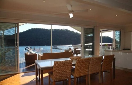 Woy Woy Bay House | Ducky House Waterfront in Woy Woy Bay