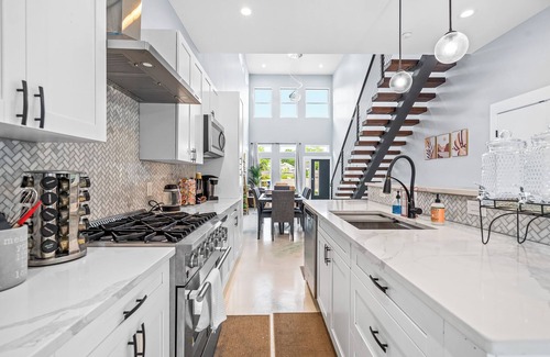Durham House | Duke Downtown Chic Urban Getaway Near DUKE!