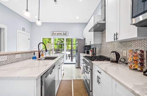 Durham House | Duke Downtown Chic Urban Getaway Near DUKE!