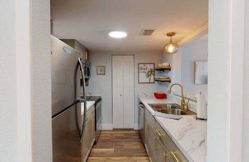 Dunedin Condo | Dunedin Honeymoon Island Getaway! Kayaks, Bikes & Sunsets! Waterfront Community