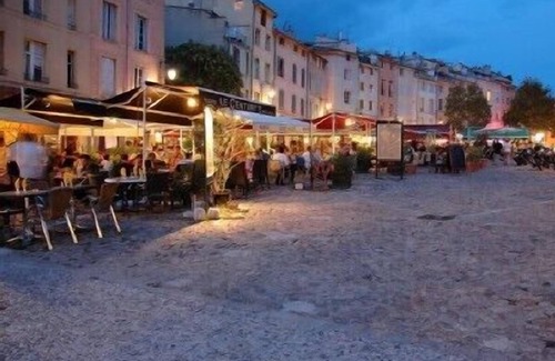 Aix-en-Provence Historic Centre Apartment | Duo-Loft in a historic building in Aix old town, with aircon, enhanced cleaning