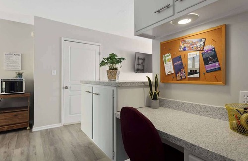 West Plaza House | Duplex 5BR+KingBeds WestPlaza+Fenced