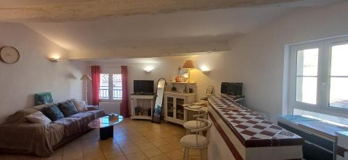 Lorgues Apartment | Duplex de charme avec terrasse au coeur du village