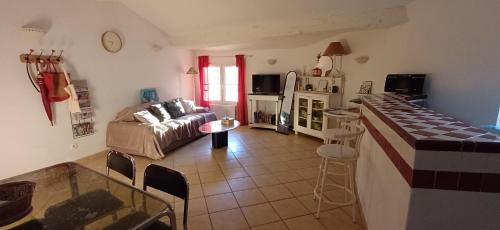 Lorgues Apartment | Duplex de charme avec terrasse au coeur du village