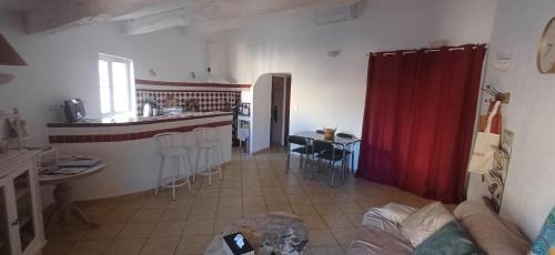 Lorgues Apartment | Duplex de charme avec terrasse au coeur du village