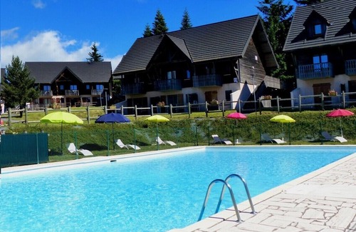 Besse-et-Saint-Anastaise Ski Chalet | Duplex apartment in family residence