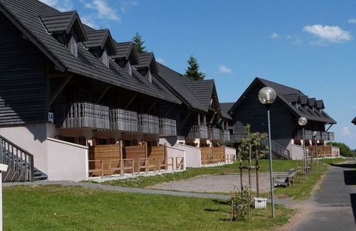 Besse-et-Saint-Anastaise Ski Chalet | Duplex apartment in family residence