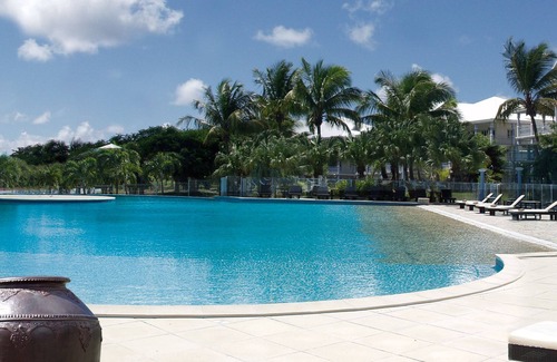 Sainte-Anne Apartment | Duplex in Lousiane style residence with terrace and pool view