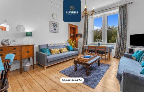 Dundee Apartment | DUPLEX - INVOICE and REDUCED PRICE only via SUNRISE SHORT LETS DUNDEE, 5 Bed Rooms, Amazing Views, Fully Equipped, Free Parking, WiFi, FAVOURITE for Groups & Businesses, Food, Bars, Shops, Library, River Views, Long Stays