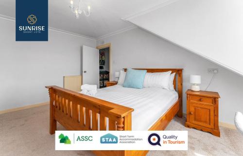 Dundee Apartment | DUPLEX - INVOICE and REDUCED PRICE only via SUNRISE SHORT LETS DUNDEE, 5 Bed Rooms, Amazing Views, Fully Equipped, Free Parking, WiFi, FAVOURITE for Groups & Businesses, Food, Bars, Shops, Library, River Views, Long Stays