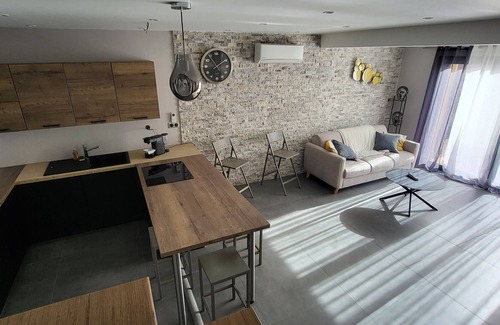Salon-de-Provence Cabin | DUPLEX near the city center courtyard ground floor 2 secure parking spaces spa 6 people