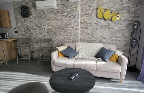 Salon-de-Provence Cabin | DUPLEX near the city center courtyard ground floor 2 secure parking spaces spa 6 people