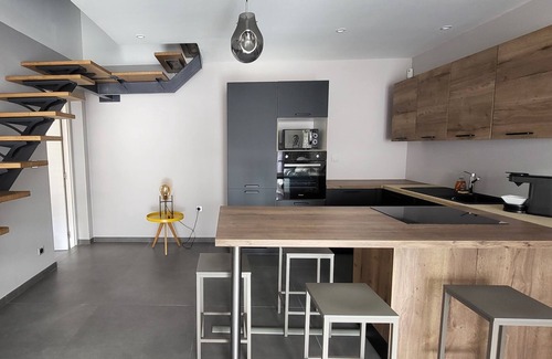 Salon-de-Provence Cabin | DUPLEX near the city center courtyard ground floor 2 secure parking spaces spa 6 people