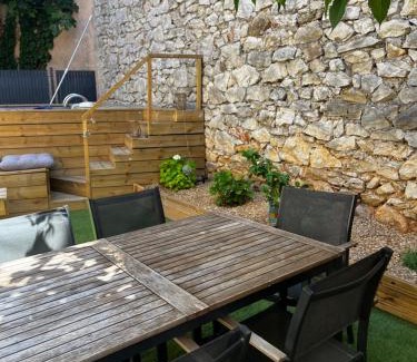 Villeneuve-les-Maguelone Apartment | Duplex piscine 3 chambres et Clim proche plages