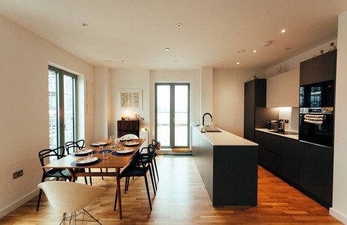 Latchmere Apartment | Duplex Penthouse with Skyline and Terrace in London Battersea