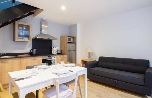 Cauterets Apartment | Duplex rénové 2 chambres avec wifi, cuisine équipée et local ski, en centre-ville de Cauterets - FR-1-401-179