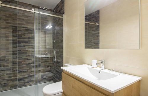 Cauterets Apartment | Duplex rénové 2 chambres avec wifi, cuisine équipée et local ski, en centre-ville de Cauterets - FR-1-401-179