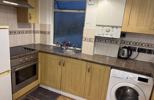 West Hendon Apartment | Duplex Sleeps 4 with Pets Allowed