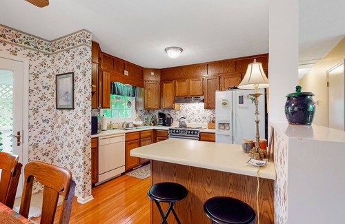 Lake Junaluska House | Dutch Treat | Vintage charmer in Lake Junaluska with mountain views & sunroom