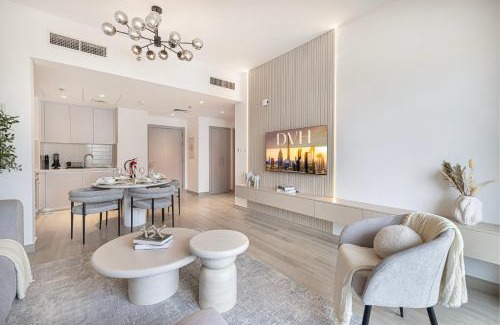 Abu Dhabi Apartment | DVH Luxe Retreats 1BR Yas Island by Ferrari World and Yas Mall