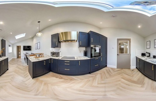Sunderland House | Dwell Living Luxurious 5BD House Central