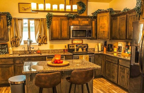 Yuma House | E 34th St. · Stunning 3BR+King House W/Huge TV, Fire Pit & BBQ!