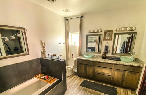 Yuma House | E 34th St. · Stunning 3BR+King House W/Huge TV, Fire Pit & BBQ!