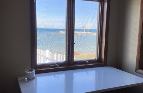 Baileys Harbor Apartment | E&K Harbor Inn 1 bedroom Suite on lake Michigan in downtown Baileys Harbor