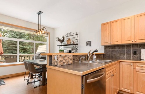 East Kootenay Apartment | Eagle Crest | Steam Shower | Fireplace | Springs