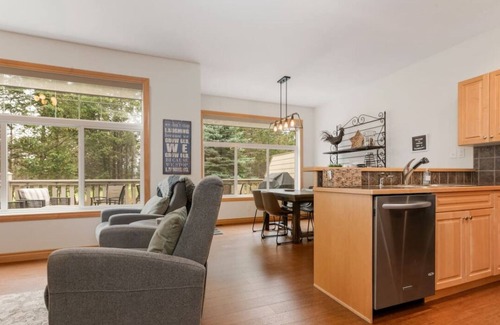 East Kootenay Apartment | Eagle Crest | Steam Shower | Fireplace | Springs