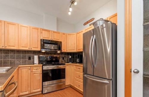 East Kootenay Apartment | Eagle Crest | Steam Shower | Fireplace | Springs