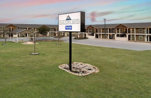 Cotulla Hotel | Eagle's Den Suites Cotulla a Travelodge by Wyndham