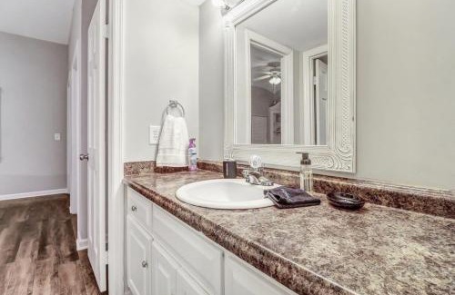 Statesboro Apartment | Eagle's Landing Loft-Downtown Above Bull & Barrel