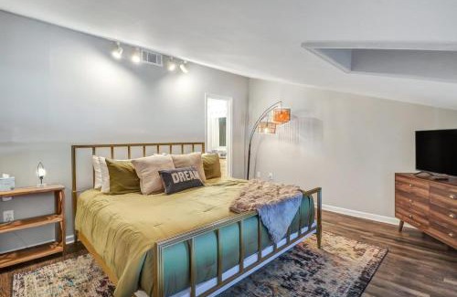 Statesboro Apartment | Eagle's Landing Loft-Downtown Above Bull & Barrel