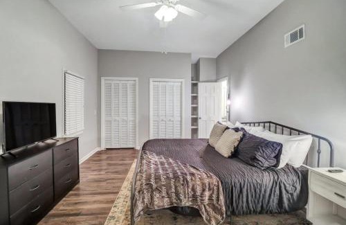 Statesboro Apartment | Eagle's Landing Loft-Downtown Above Bull & Barrel