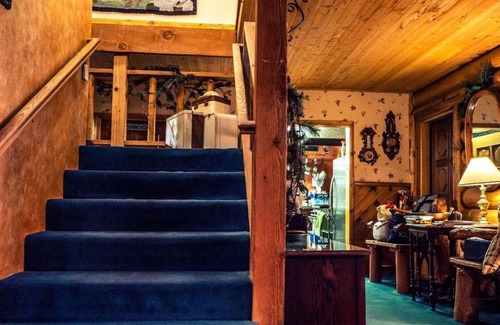 Big Bear Lake Cabin | Eagle's Nest - Cozy Rustic Cabin for Large Groups