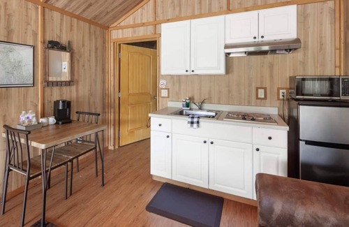 Coram Cabin | Eagles Nest Cabin! 6 miles to Glacier!