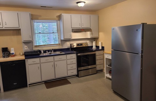 Woodstock House | Eagles nest cabin -Comfortable, Homey Cabin Sleeps 14 on Lake Allatoona