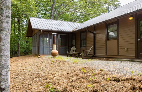 Woodstock House | Eagles nest cabin -Comfortable, Homey Cabin Sleeps 14 on Lake Allatoona