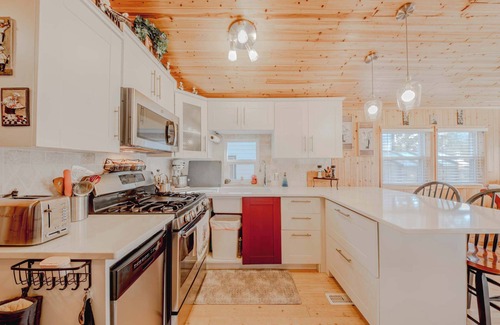 Rexford Cabin | Eagles Nest Cabin – Cozy Mountain Retreat for 4