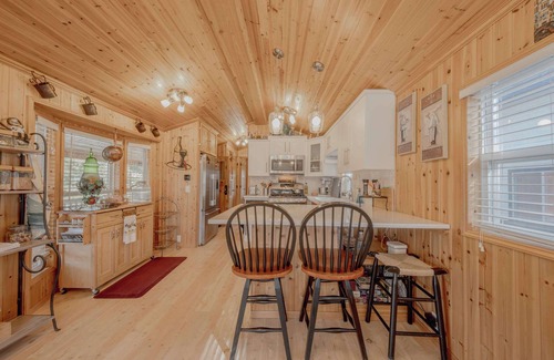 Rexford Cabin | Eagles Nest Cabin – Cozy Mountain Retreat for 4