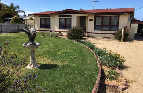 Ardrossan House | Eagles Nest - Off Peak Special available! free wifi